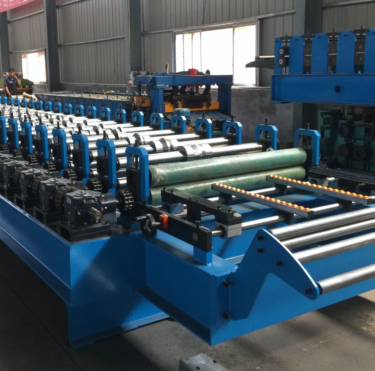 The 2022 new high speed glazed tile roll forming pressing machine, being of good quality, is used to make glazed roof tile, which is a kind of beautiful material.